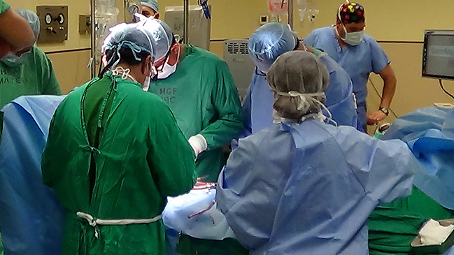 Médicos salvaron vida de bebé que nació sin esternón y con órganos expuestos