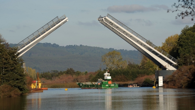 MOP licitará reparación del puente Cau Cau en marzo de 2016