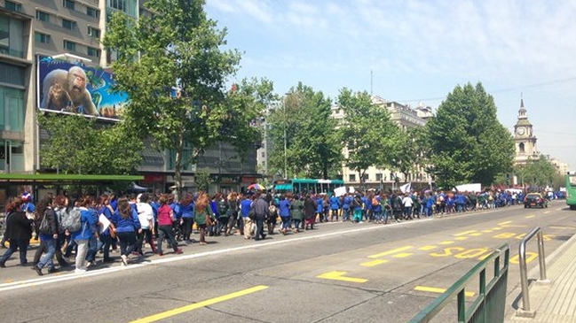 Marchas en todo Chile marcan primer día de paro en la Junji