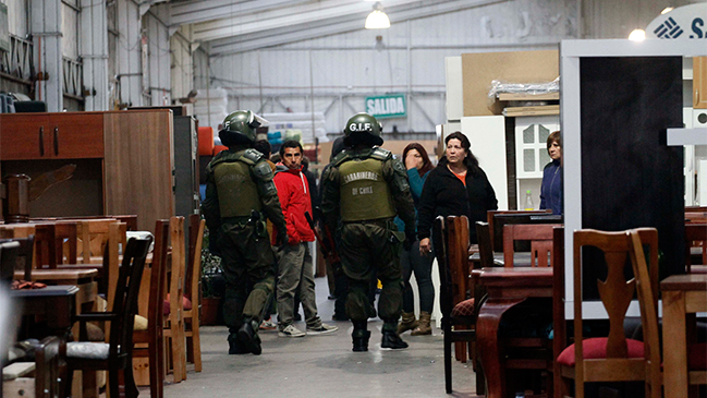 Carabineros desalojó a locatarios de Mall del Mueble