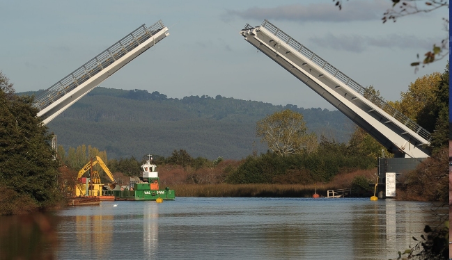 Ministro Undurraga: El puente Cau Cau es una vergüenza para la infraestructura