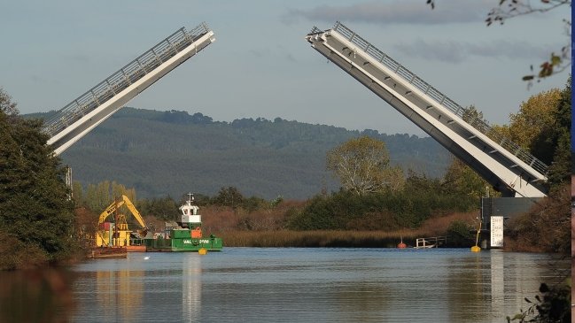 Ministro Undurraga: El puente Cau Cau es una vergüenza para la infraestructura