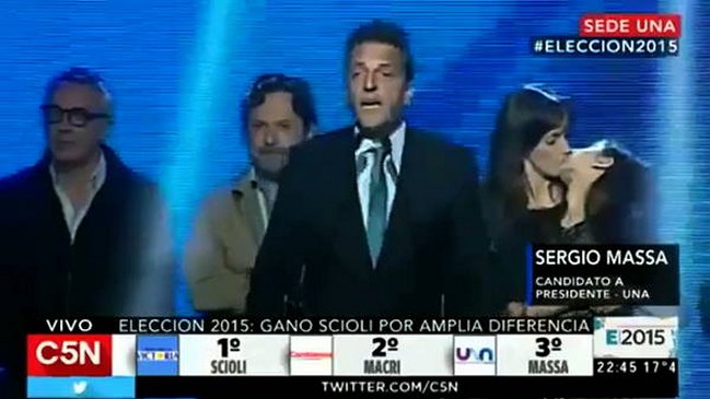 El beso que sorprendió a los argentinos en plenas elecciones