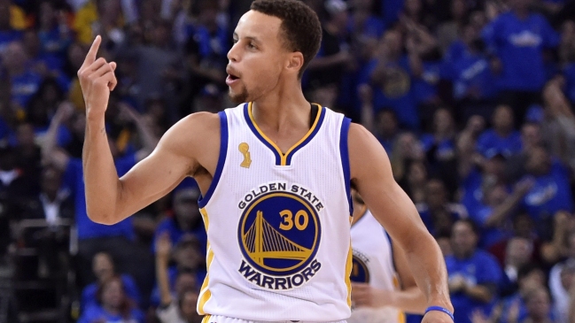 Stephen Curry dio exhibición anotadora en estreno triunfal del campeón de la NBA