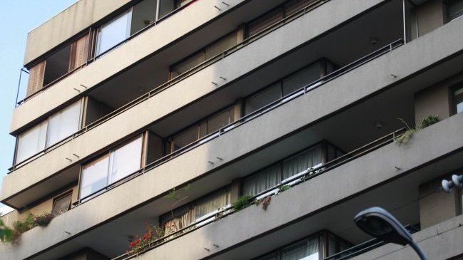 Niño de tres años cayó desde el undécimo piso de un edificio en Las Condes
