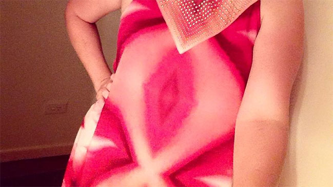 El curioso vestido de una madre que causa revuelo en Facebook