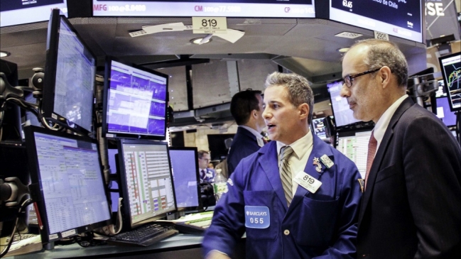 Cuestionan viaje del ministro Valdés a Nueva York en medio de paro del Registro Civil