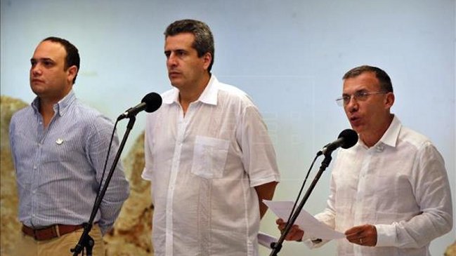 Senadores colombianos tratan con las FARC instrumentos legislativos para la paz