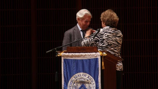 Vargas Llosa afirma que la literatura permite crear 