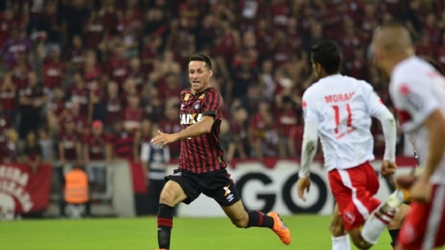 Christian Vilches jugó todo el partido en la igualdad de Atlético Paraenense