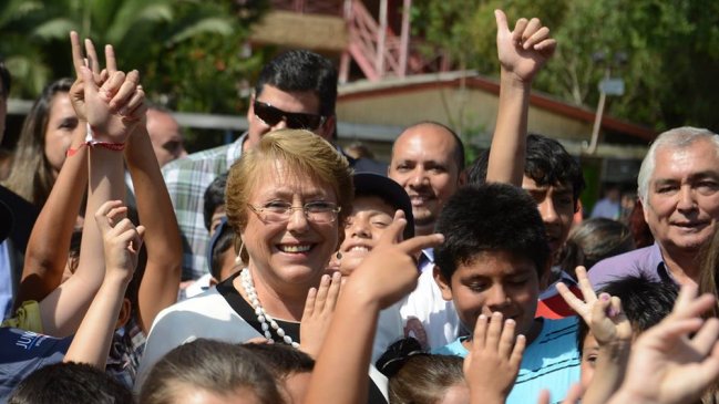 Presidenta Michelle Bachelet reabrió sus cuentas en Twitter y Facebook