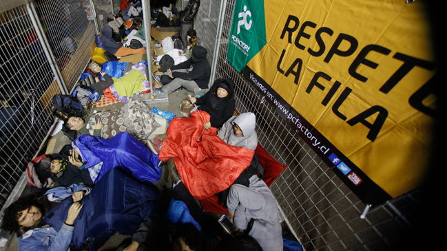 Cientos de personas esperan apertura de venta de bodega tecnológica
