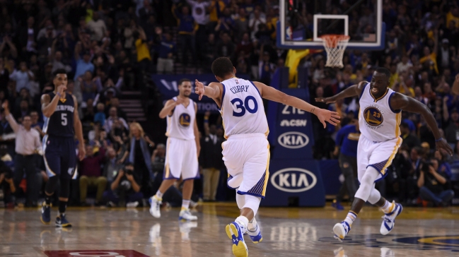 Curry y Warriors siguen jugando a ritmo de campeones en la NBA