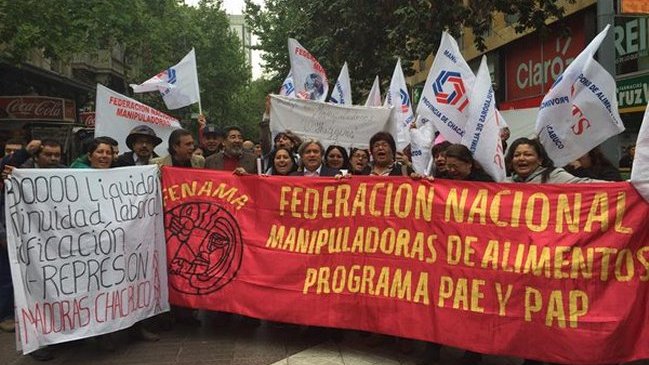 Manipuladoras de alimentos de la Junaeb marcharon exigiendo mejoras laborales