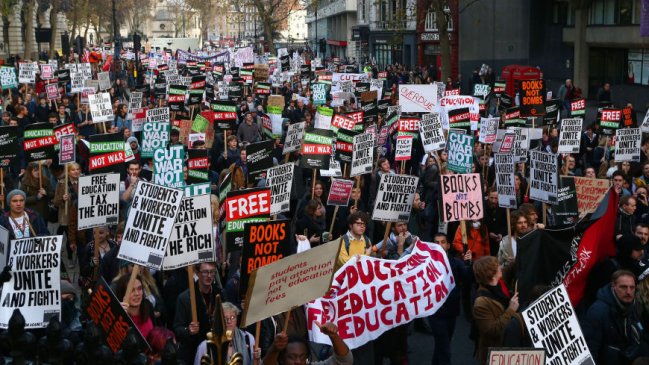 Miles de estudiantes ingleses salen a la calle para exigir educación gratuita