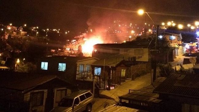 Incendio destruyó una vivienda en el cerro Cordillera en Valparaíso