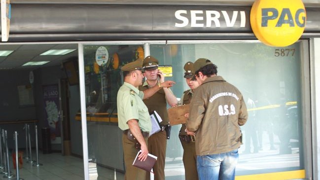 Sujetos secuestraron a una mujer para intentar robar un Servipag en Quinta Normal