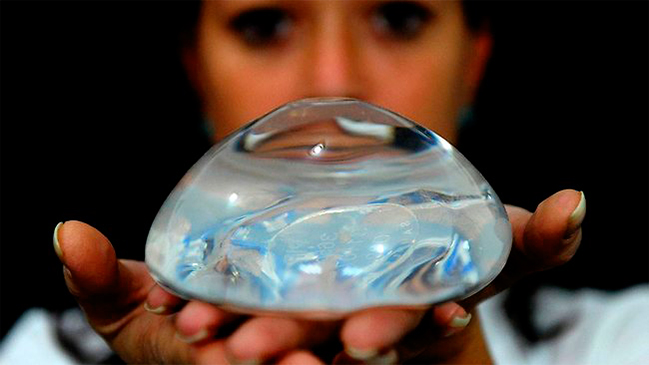 Mexicana transportaba cocaína en sus implantes mamarios