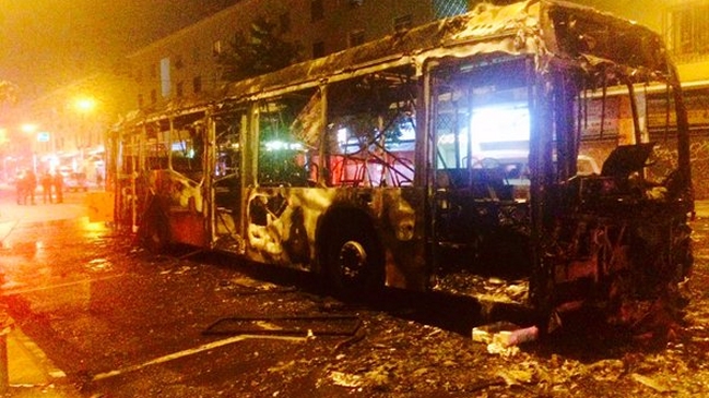 Encapuchados destruyeron bus del Transantiago con bombas molotovs