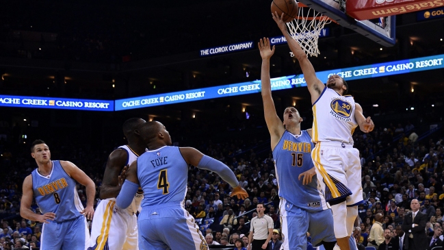 Golden State Warriors mantuvo su invicto ante los Nuggets de la mano de Stephen Curry