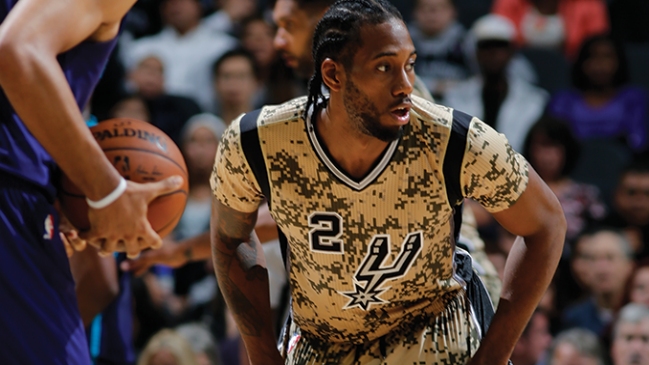Kawhi Leonard guió a San Antonio Spurs a la victoria sobre Charlotte Hornets