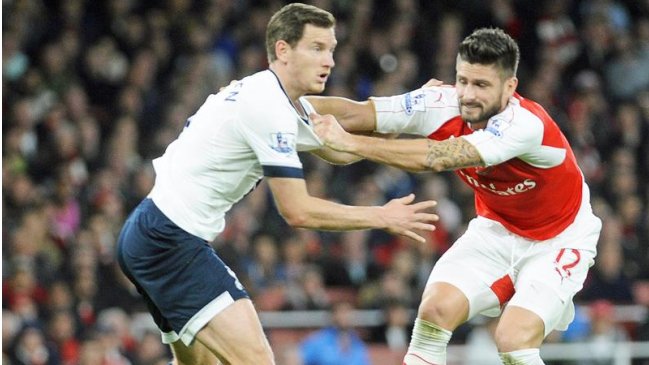 Arsenal de Alexis Sánchez rescató un empate frente a Tottenham y mantuvo el liderato