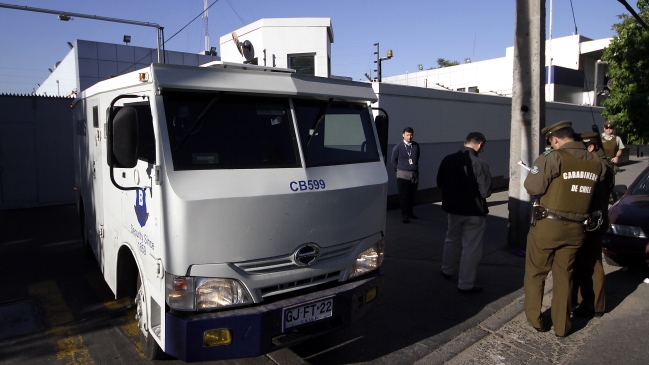 Vigilante huyó con bolsas de dinero de un camión de valores