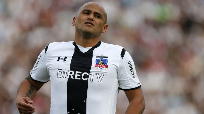 Humberto Suazo arribó este martes a México junto a su familia