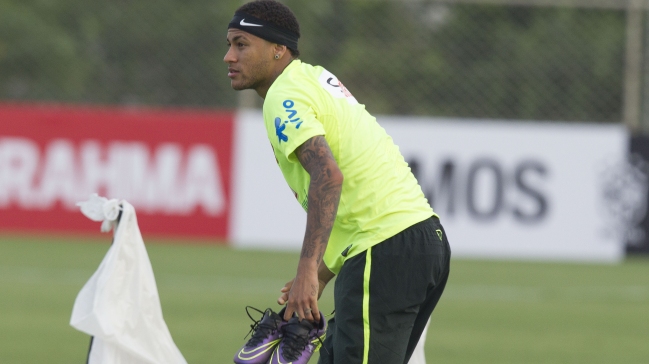 Neymar cumplió su primera práctica con Brasil tras cumplir sanción