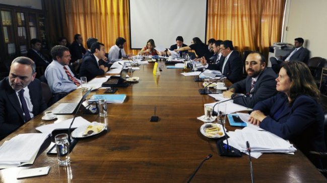 Comisión de Constitución despachó proyecto que sanciona colusión con cárcel efectiva