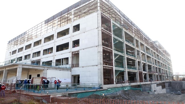Incertidumbre en construcción de hospitales agrava crisis en Minsal