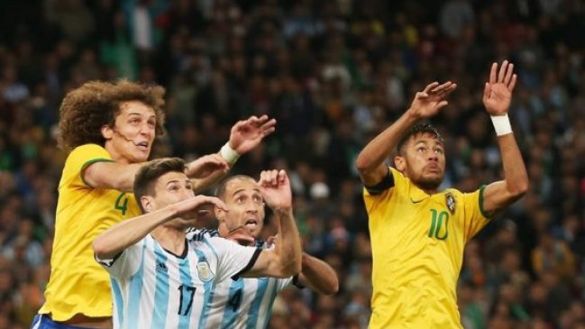 Una disminuida Argentina recibe a Brasil en un clásico de equipos necesitados