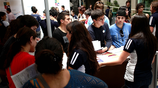 Feria de universidades regionales busca seducir a estudiantes santiaguinos