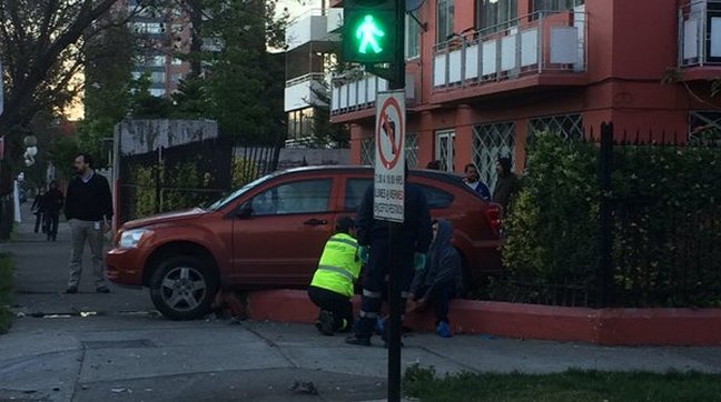 Accidente de tránsito en Providencia terminó con vehículo en jardín de condominio
