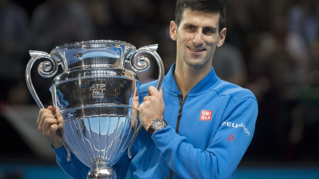 Novak Djokovic recibió el trofeo como número uno del mundo de 2015