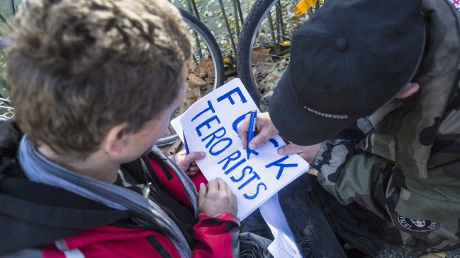Le Pen: Un gran número de terroristas pudo colarse entre los inmigrantes