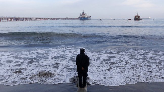 Justicia sobreseyó a práctico de la Armada formalizado por derrame en Quintero