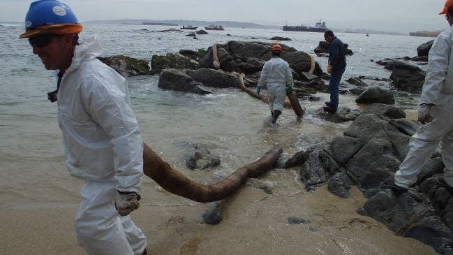 Derrame en Quintero: Abogadó aseguró que se sobreseyó a patrón del barco
