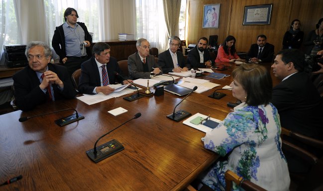 Diputados se reúnen para analizar procedencia de acusación constitucional