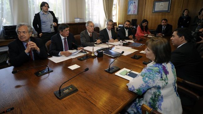Diputados se reúnen para analizar procedencia de acusación constitucional
