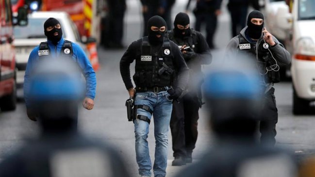 Francia: Dos presuntos terroristas murieron en redada contra cerebro de atentados