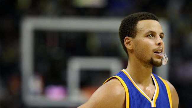 Los Warriors siguen invictos de la mano de Stephen Curry