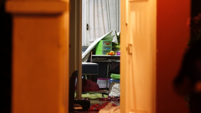 Las Condes: Dos delincuentes maniataron a asesora del hogar en asalto