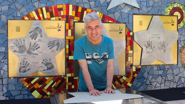 Jorge González pasó por el paseo de las estrellas del Movistar Arena