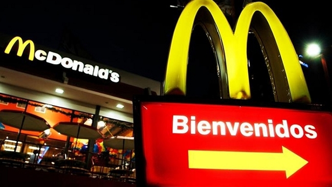 Piloto aterrizó con su avioneta frente a un McDonald's para comprarse un café