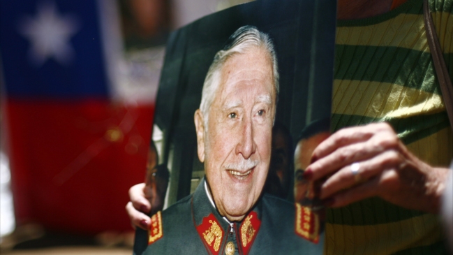 Pinochetistas recuerdan al dictador en su centenario con insertos y obituarios