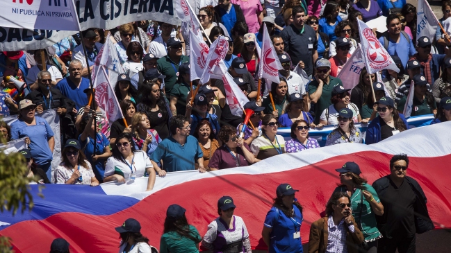 Funcionarios públicos marcharon hasta el Congreso durante paro de la ANEF
