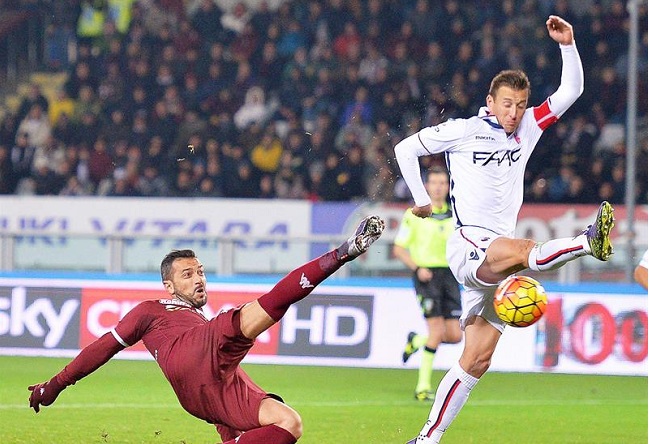 Erick Pulgar fue suplente en caída de Bologna ante Torino