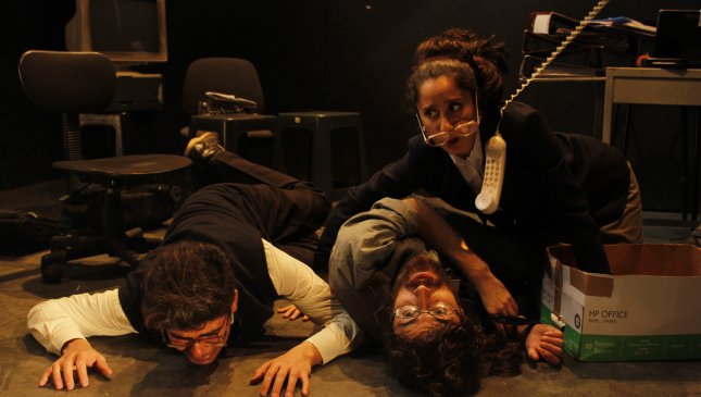 Debuta comedia negra que reflexiona sobre el trabajo, la deshumanización y la vida urbana
