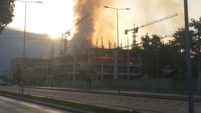 Incendio en clínica en construcción movilizó a Bomberos en La Florida